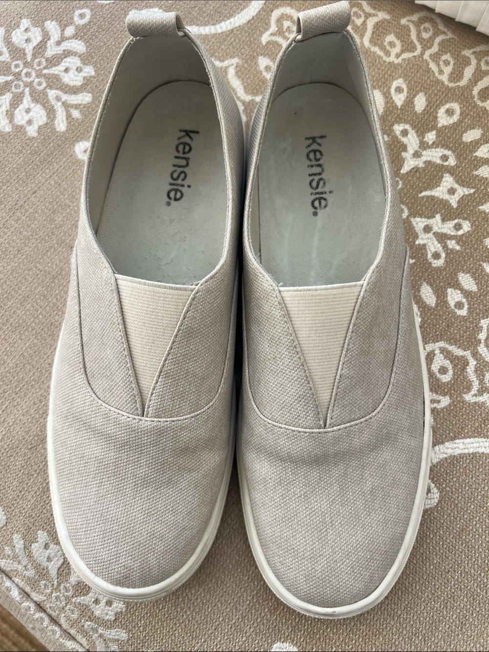 Kensie women’s Slip-On Canvas Loafers in Light Taupe Sz 8